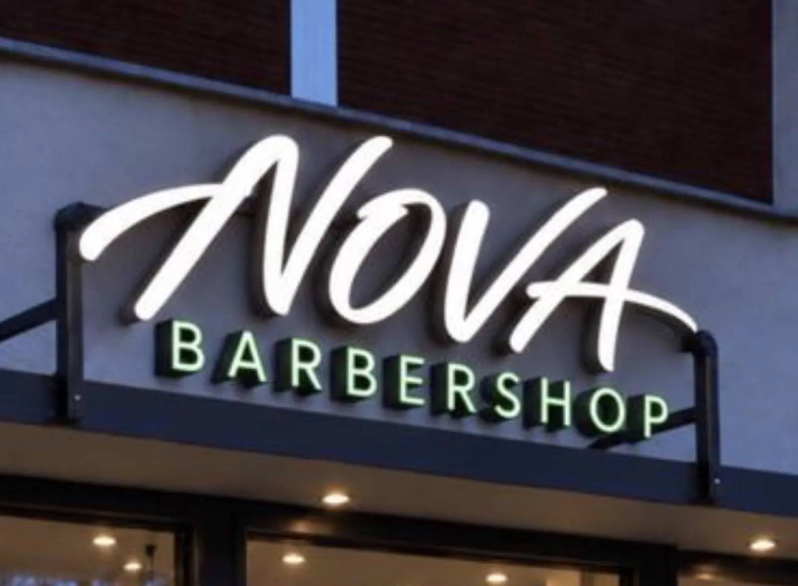 Nova Barbershop: Buchstaben mit Licht.